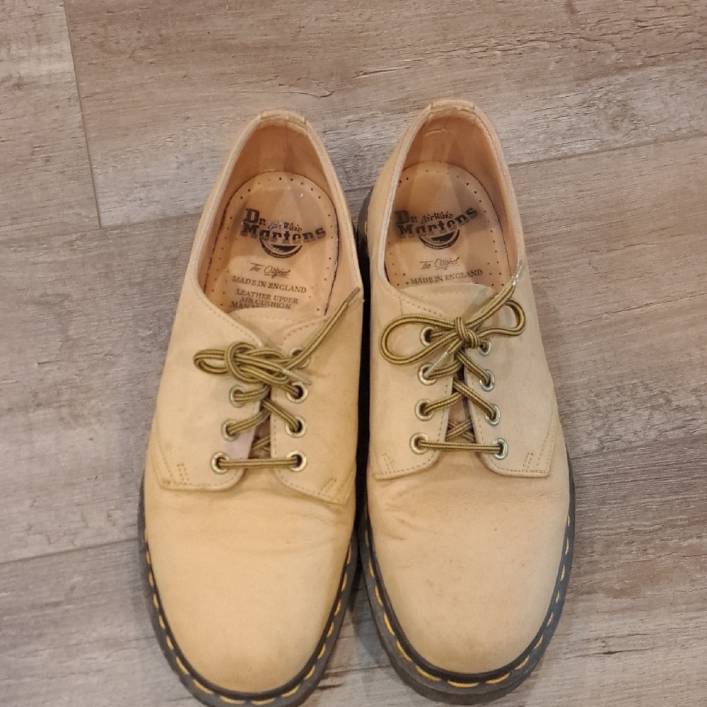 Dr. Martens Classic Tan and Black Oxfords with Sleek Lace-Up Design - Picture 12 of 13